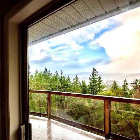 Stunning Home With Amazing Views Near The City Виктория Екстериор снимка