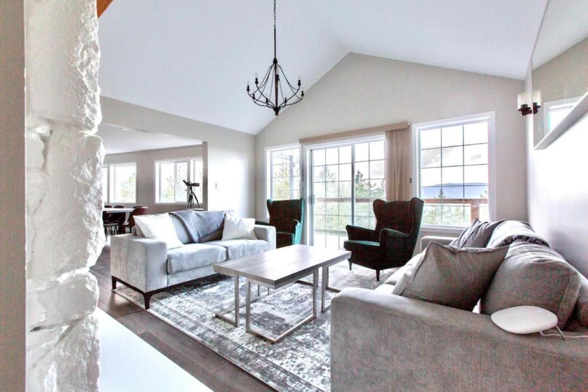 Stunning Home With Amazing Views Near The City Виктория Екстериор снимка