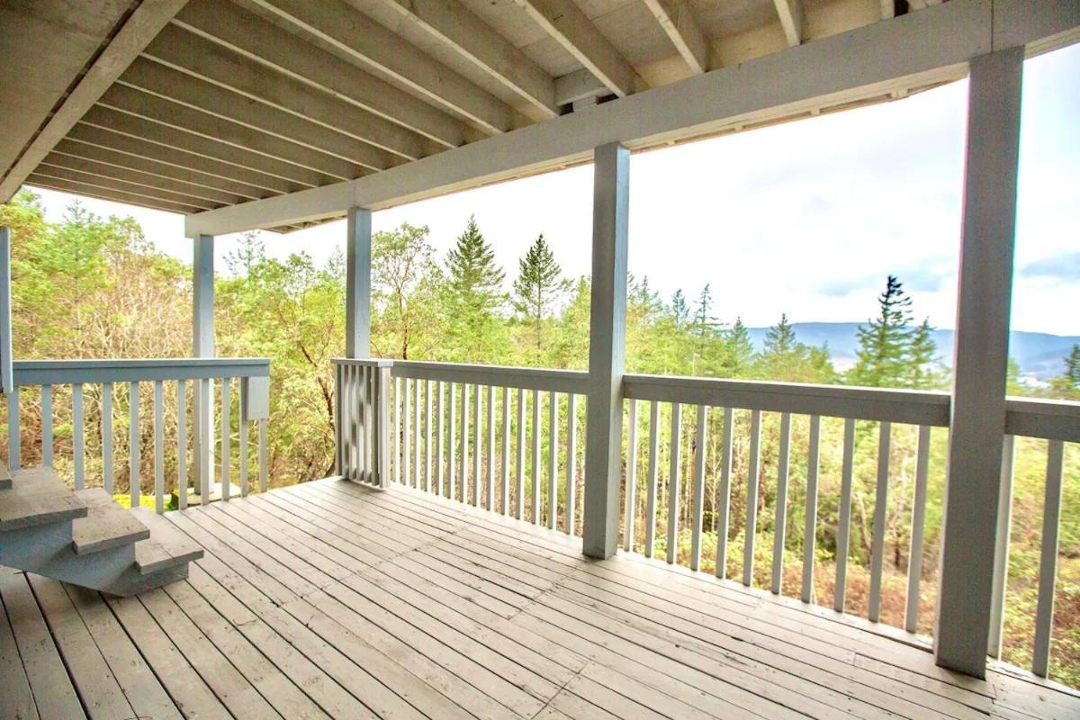 Stunning Home With Amazing Views Near The City Виктория Екстериор снимка