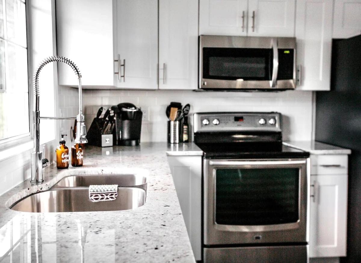Stunning Home With Amazing Views Near The City Виктория Екстериор снимка