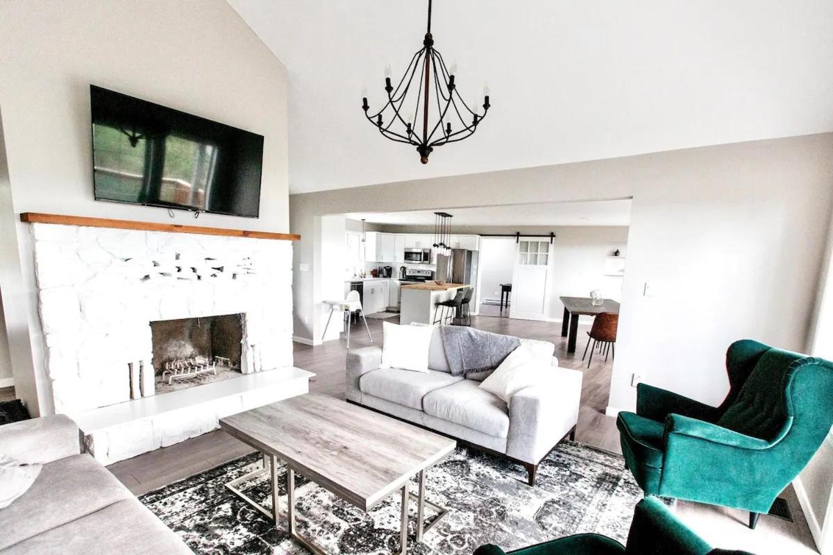 Stunning Home With Amazing Views Near The City Виктория Екстериор снимка
