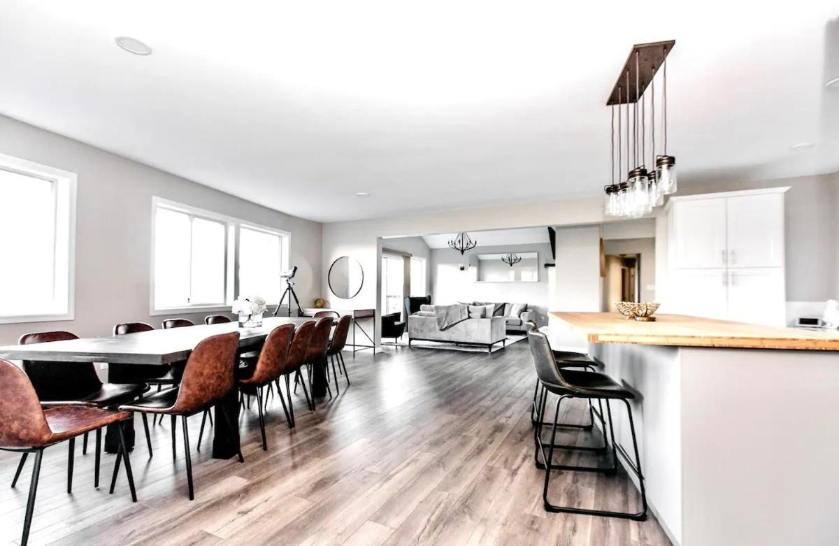 Stunning Home With Amazing Views Near The City Виктория Екстериор снимка