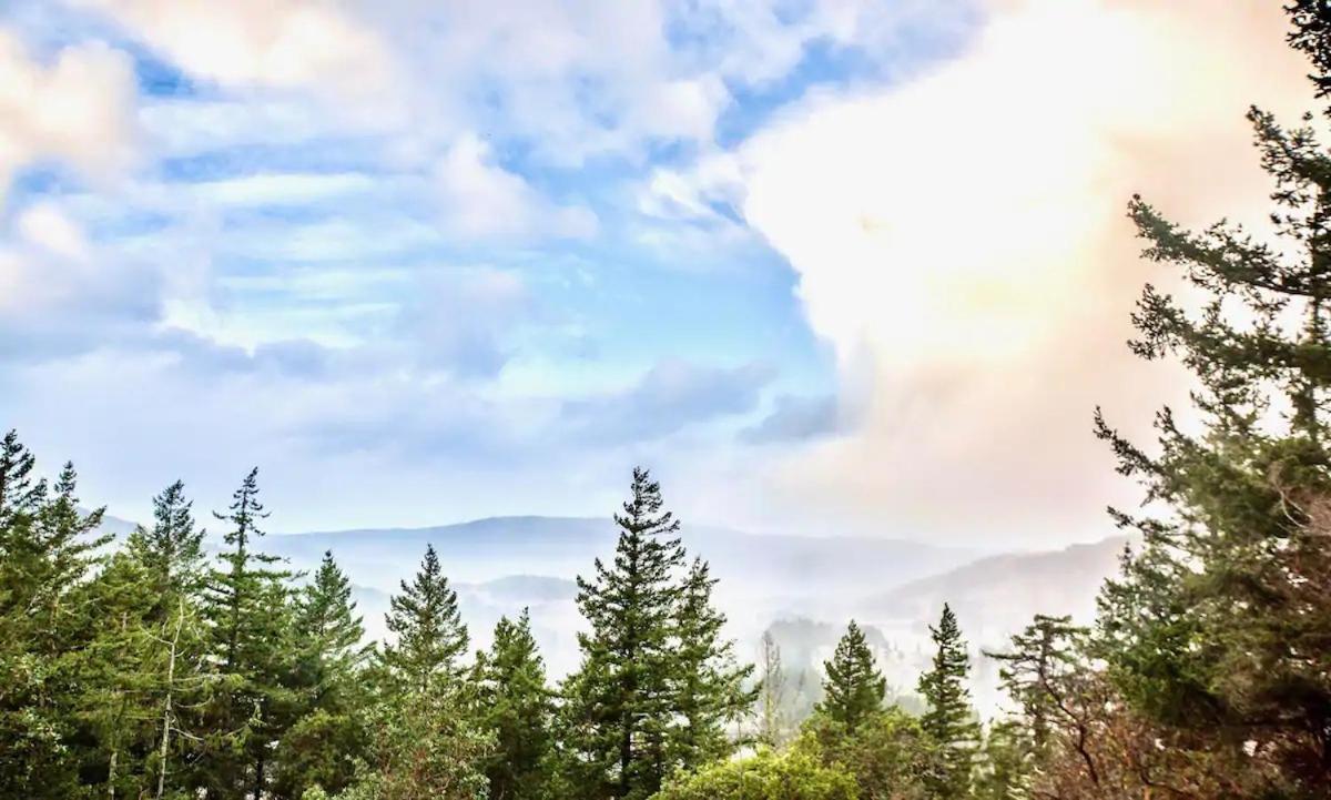 Stunning Home With Amazing Views Near The City Виктория Екстериор снимка