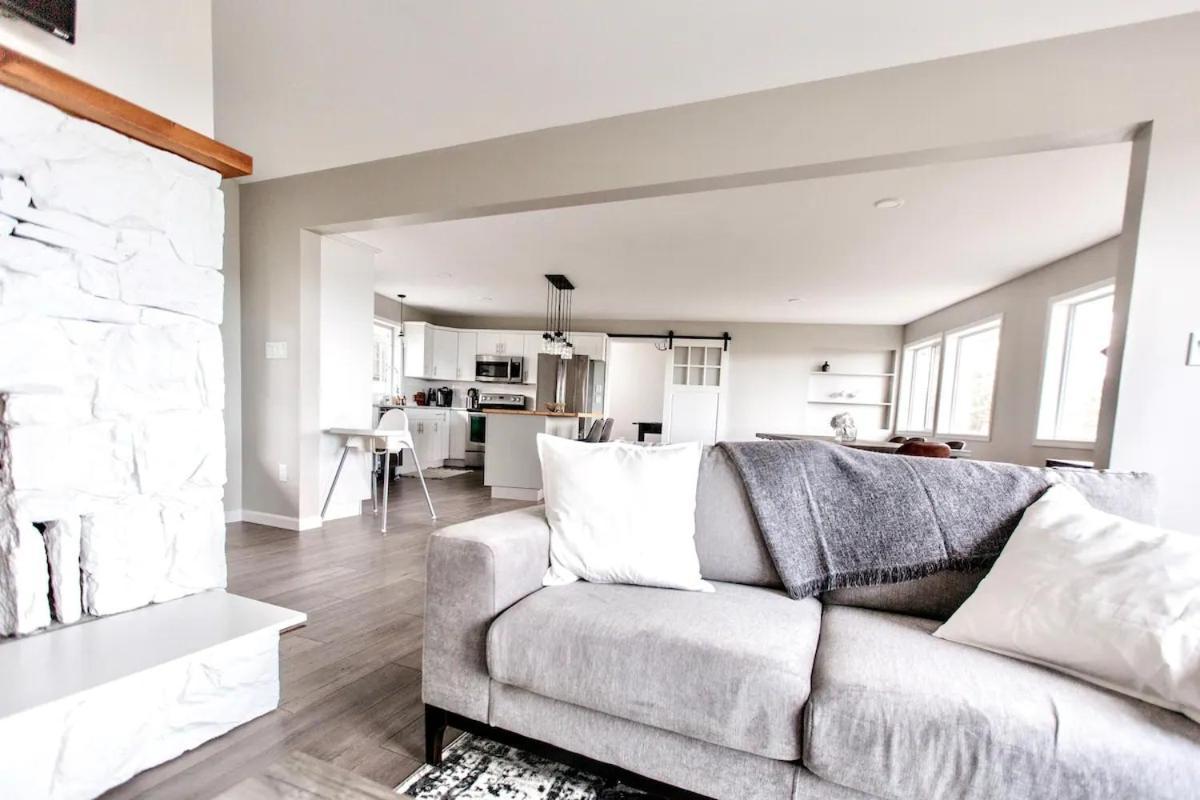 Stunning Home With Amazing Views Near The City Виктория Екстериор снимка
